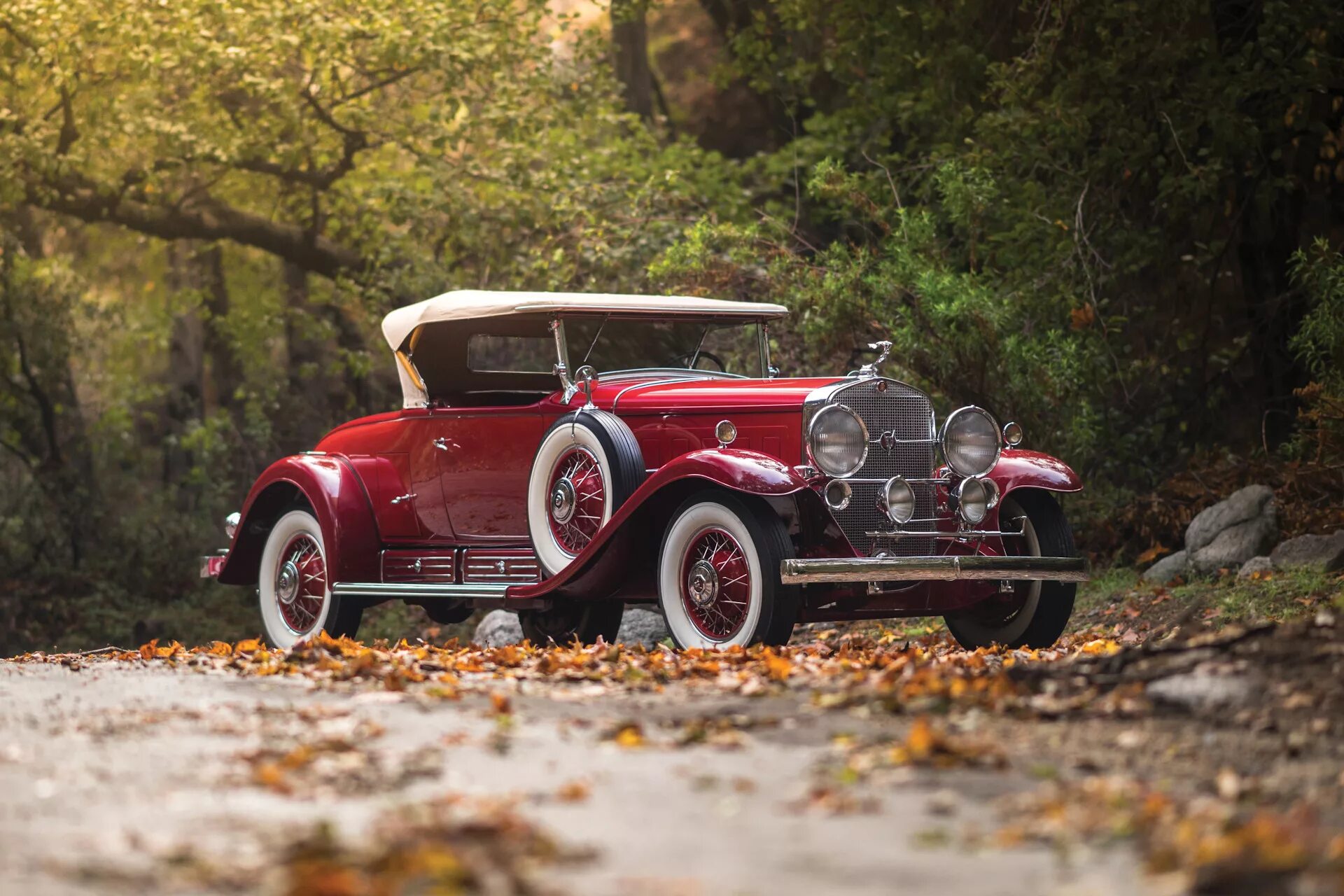 Пробег старых автомобилей. Кадиллак v16 1930. Cadillac v16 Fleetwood. Cadillac v16 Roadster. 1930 Cadillac v16 Roadster.