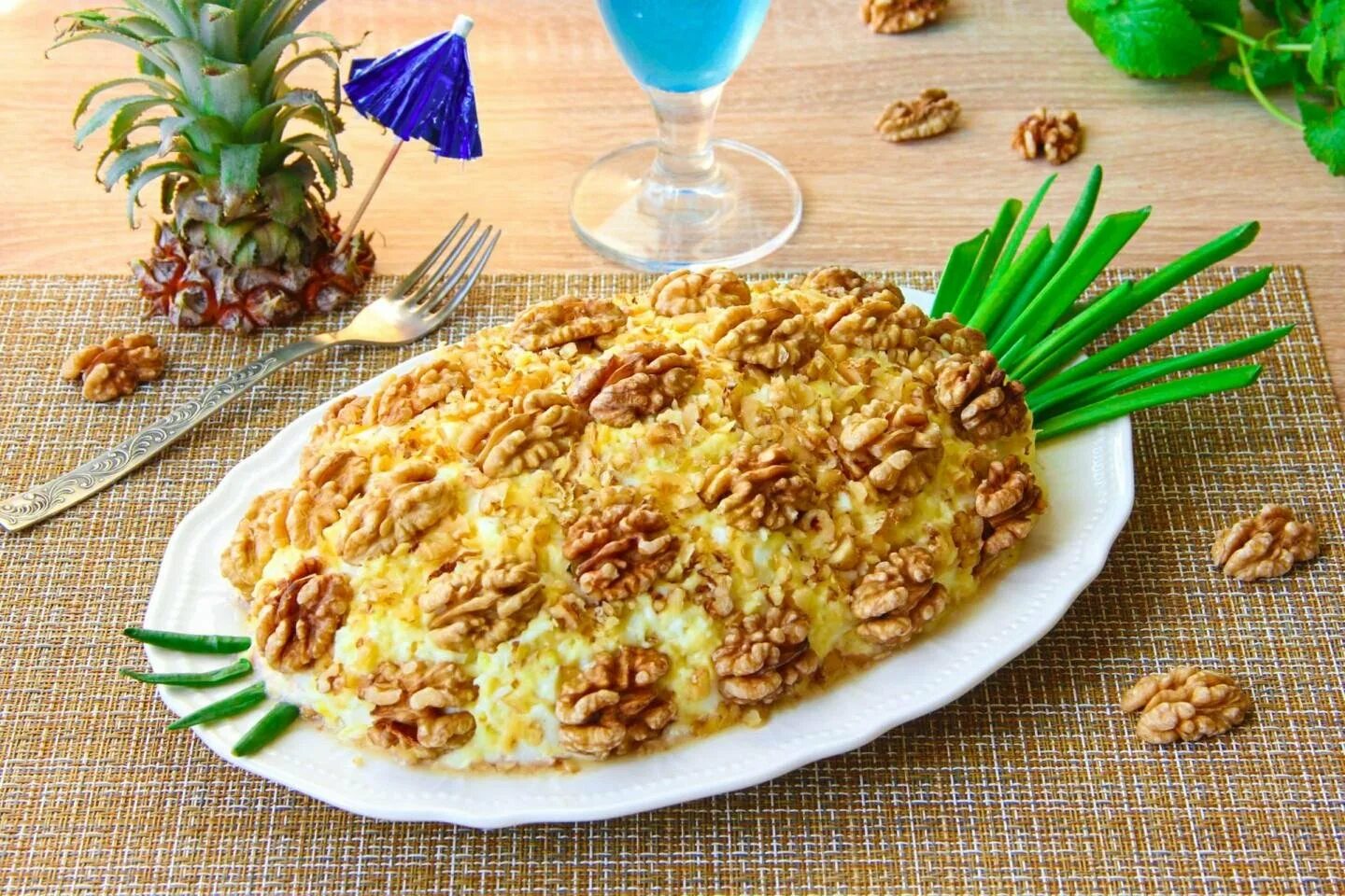 Рецепт салата с ананасом курицей и шампиньонами. Салат с ананасом и курицей и грецкими орехами. салат с ананасом и курицей и грецкими орехами и шампиньонами. салат ананасовый с курицей и грецкими орехами. салат курица ананасы сыр грецкие орехи.