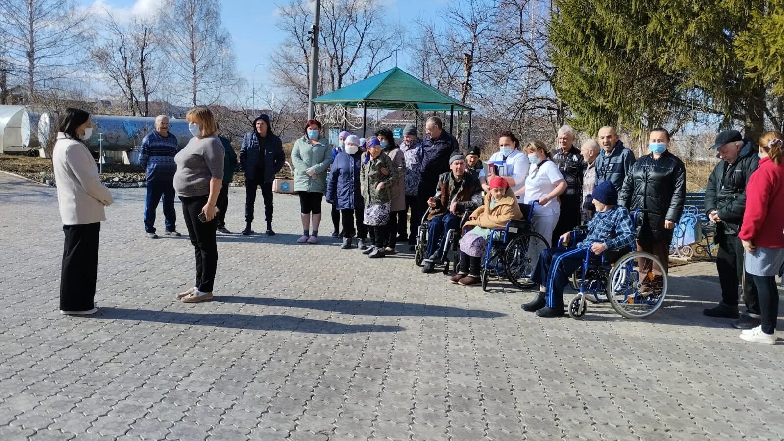 Инвалиды. Мензелинск благотворительность. Тарский дом интернат фото. Вейделевский дом интернат фото.