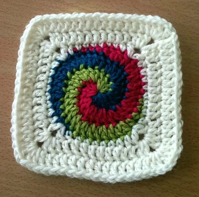 "Бабушкин квадрат" - "Pizzazz". Спираль Crochet Spiral Square motif. Бабушкин квадрат Афганский мотив. Бабушкин квадрат мозаика. Вязаные бабушкины квадраты крючком