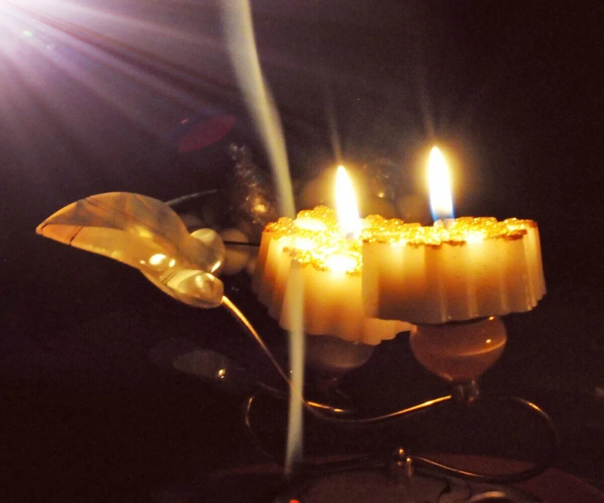 Зажгем свечи. Горящие свечи. Две горящие свечи. Красивые горящие свечи. Праздничные свечи.