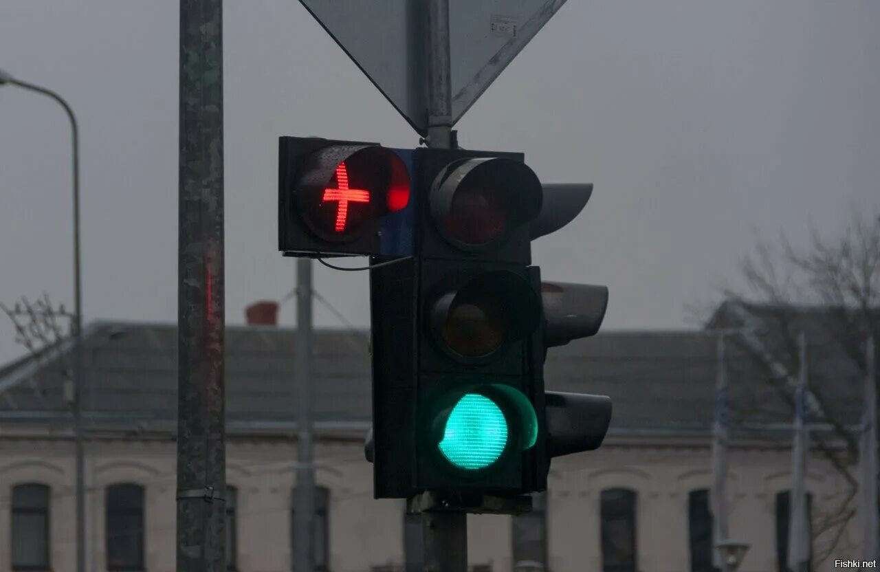 В каком горит зеленая. Светофор с дополнительной секцией. Светофор с крестом. Светофор с красным крестом. Дополнительные секции светофора с красным крестом.