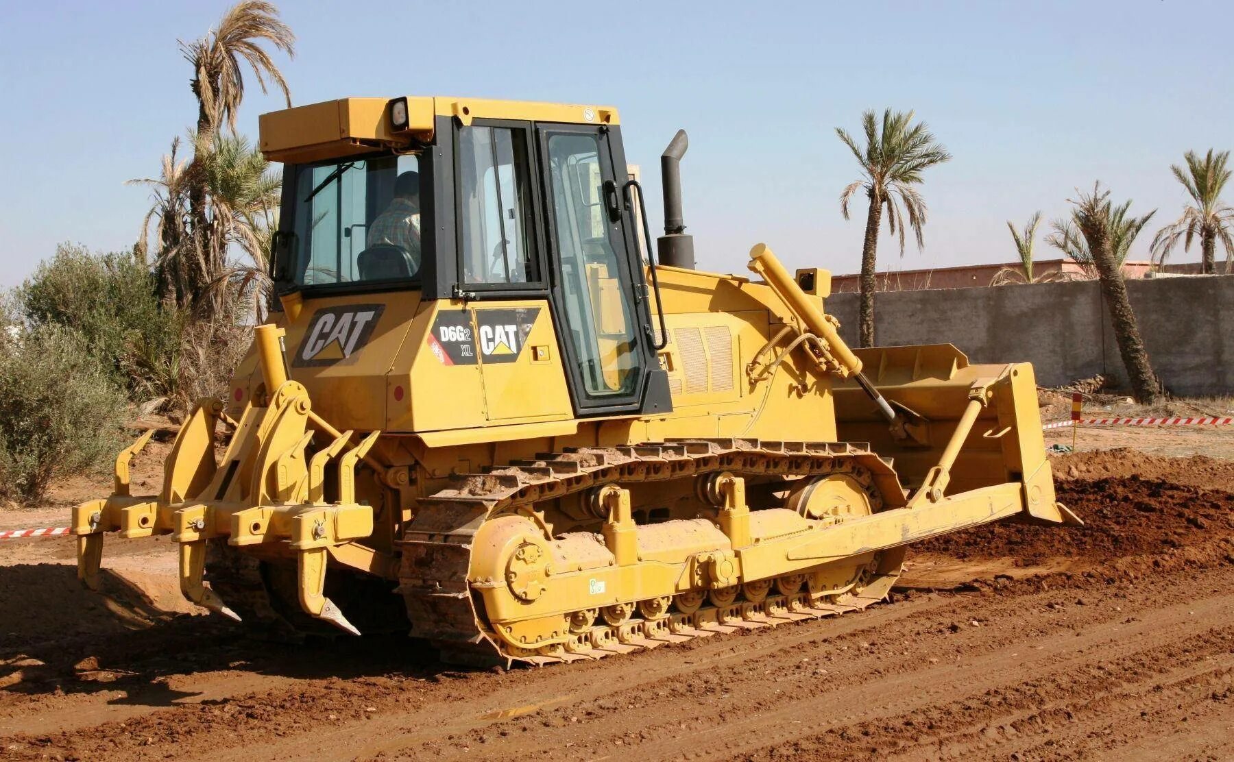 Бульдозер Caterpillar d6. Бульдозер Катерпиллер д-6. Гусеничный бульдозер Cat d6 GC. Гусеничный бульдозер Caterpillar d6 GC.