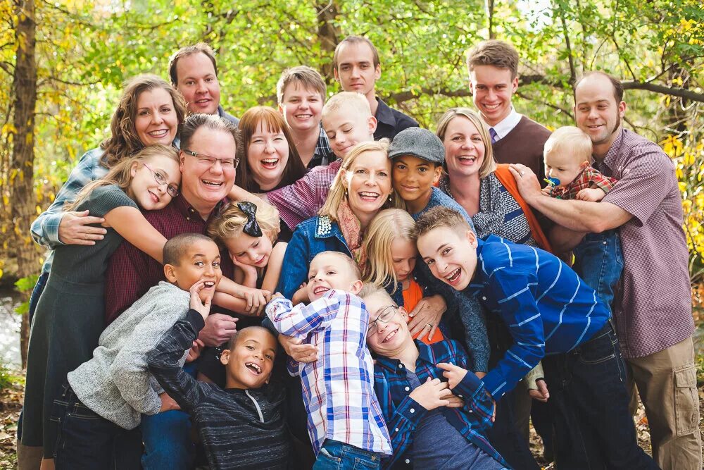 Друг человека. История с несколькими людьми. Коммуникация люди. Внимание к окружающим. Компания друзей.