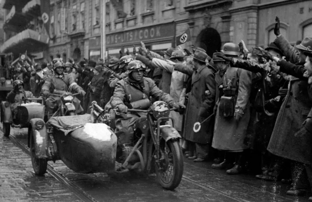 Польша часть чехословакии. Германская оккупация Чехии 1939. Немцы в Праге 1939. Оккупация Чехословакии 1938. Немецкие войска в Праге 1938.