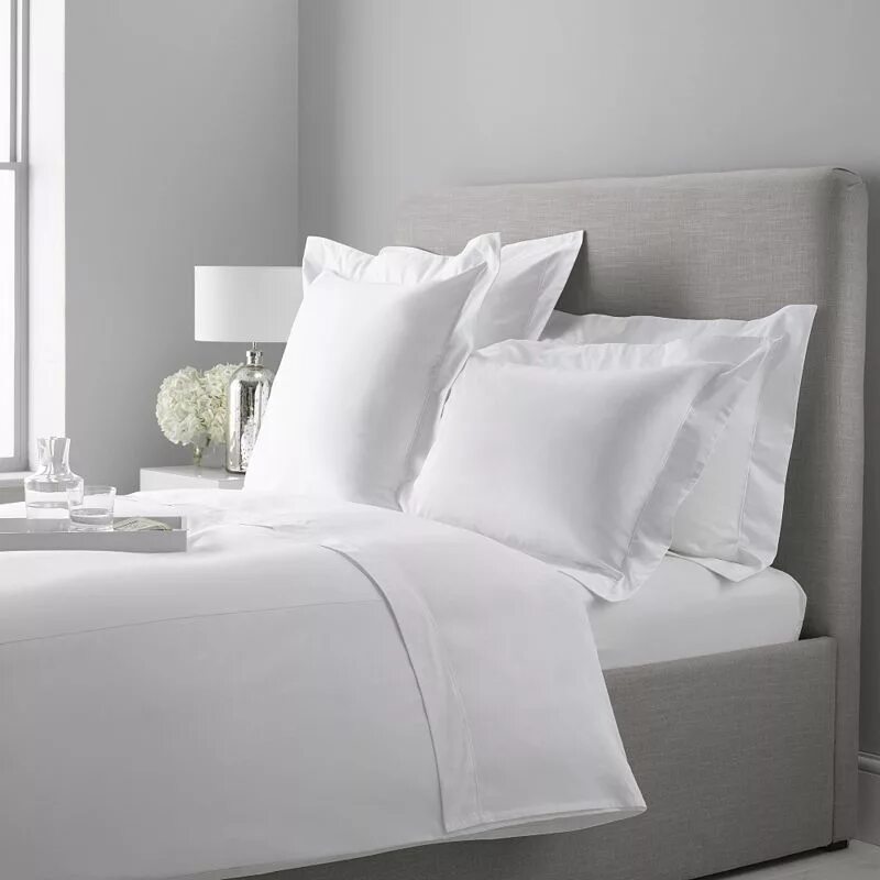 Чистая постель. Bed linen постельное белье. белая постель. белье в гостинице.