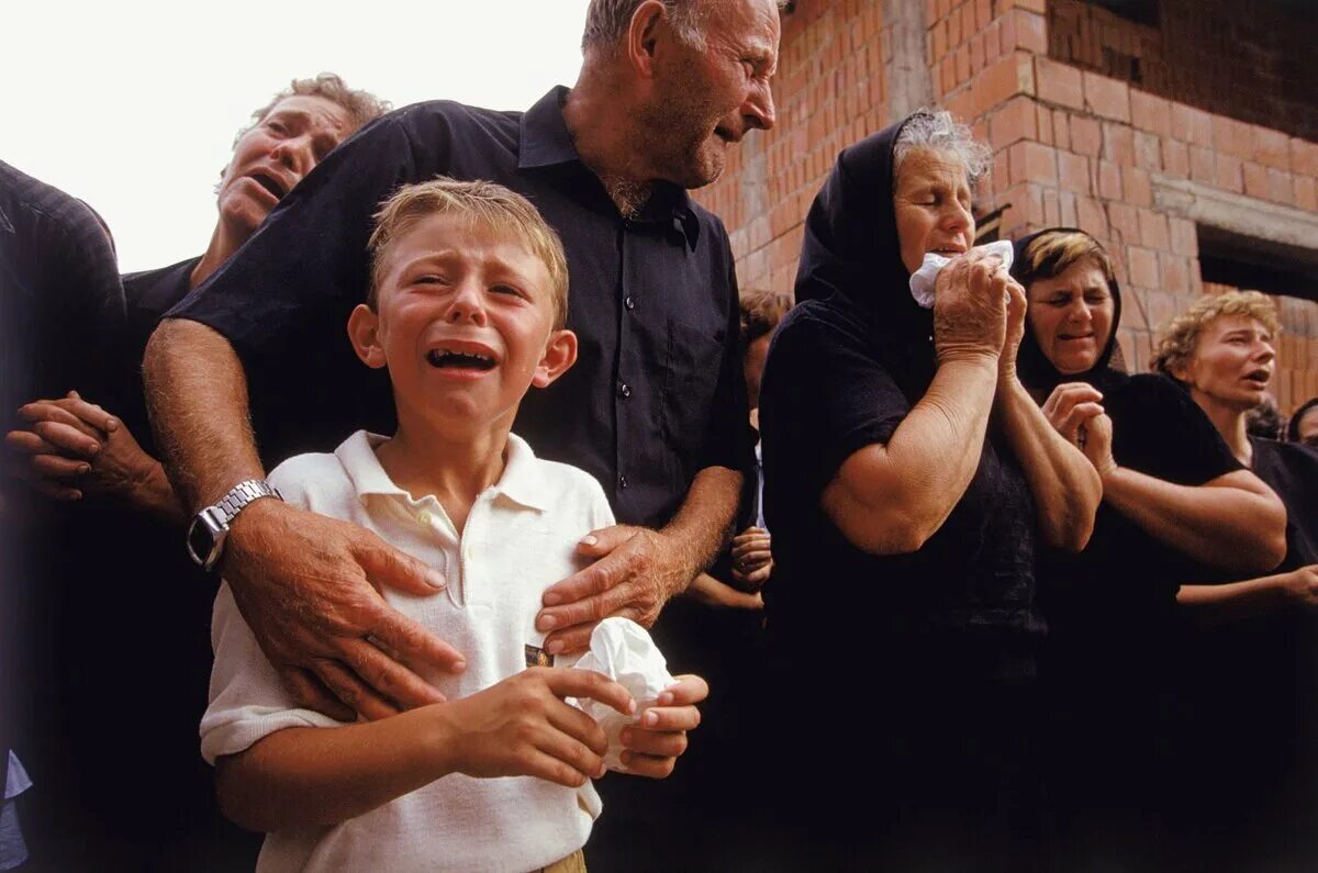 Рон Хавив. Родители на похоронах детей.