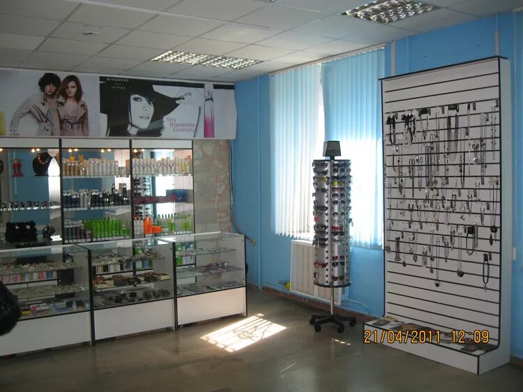 Дизайн магазина косметики и парфюмерии 20кв м. Обставить магазин парфюмерии. Дизайн маленького магазина света. Магазины косметики в спальном районе.