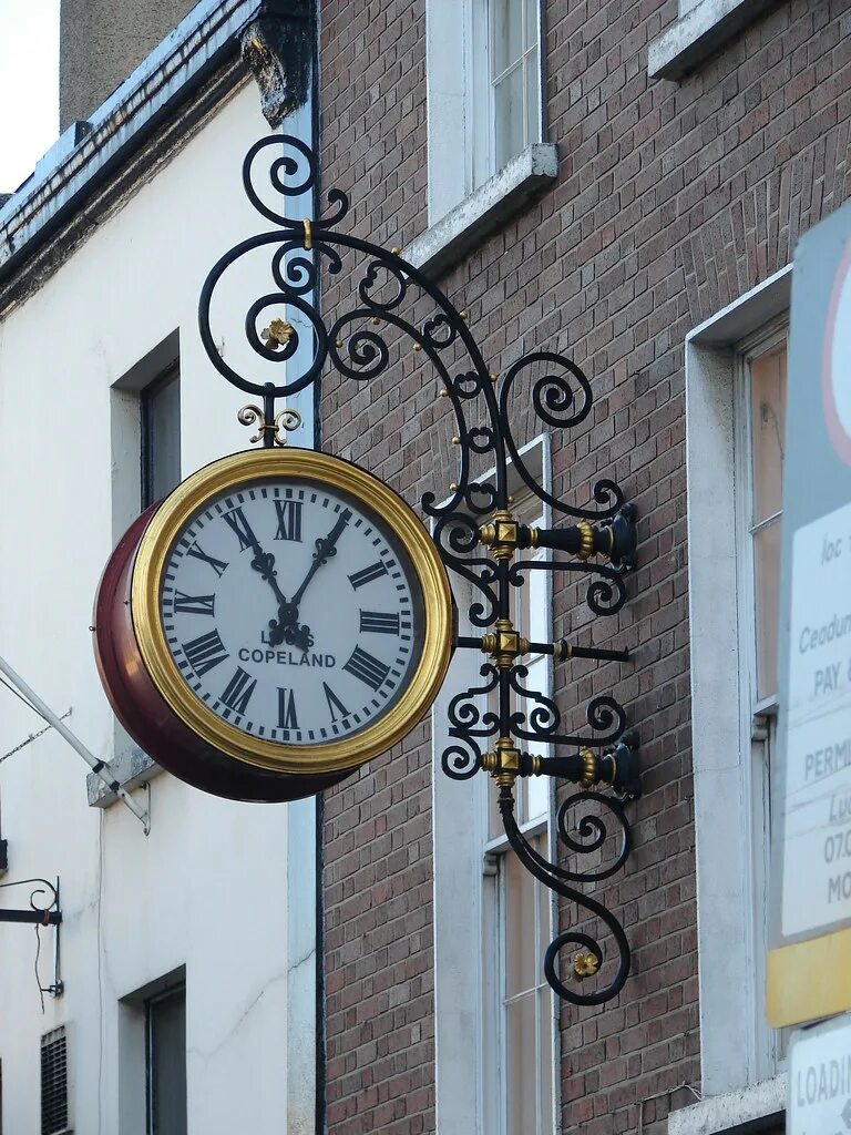 Уличные часы. Старинные уличные часы. Часы настенные уличные. Часы уличные для дачи.