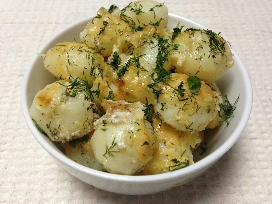 Картофель запеченный в сметане. Картофель по польски со сметаной. Картофель тушеный с луком. Картофель запеченный в сметане. Картофель под сметанным соусом.