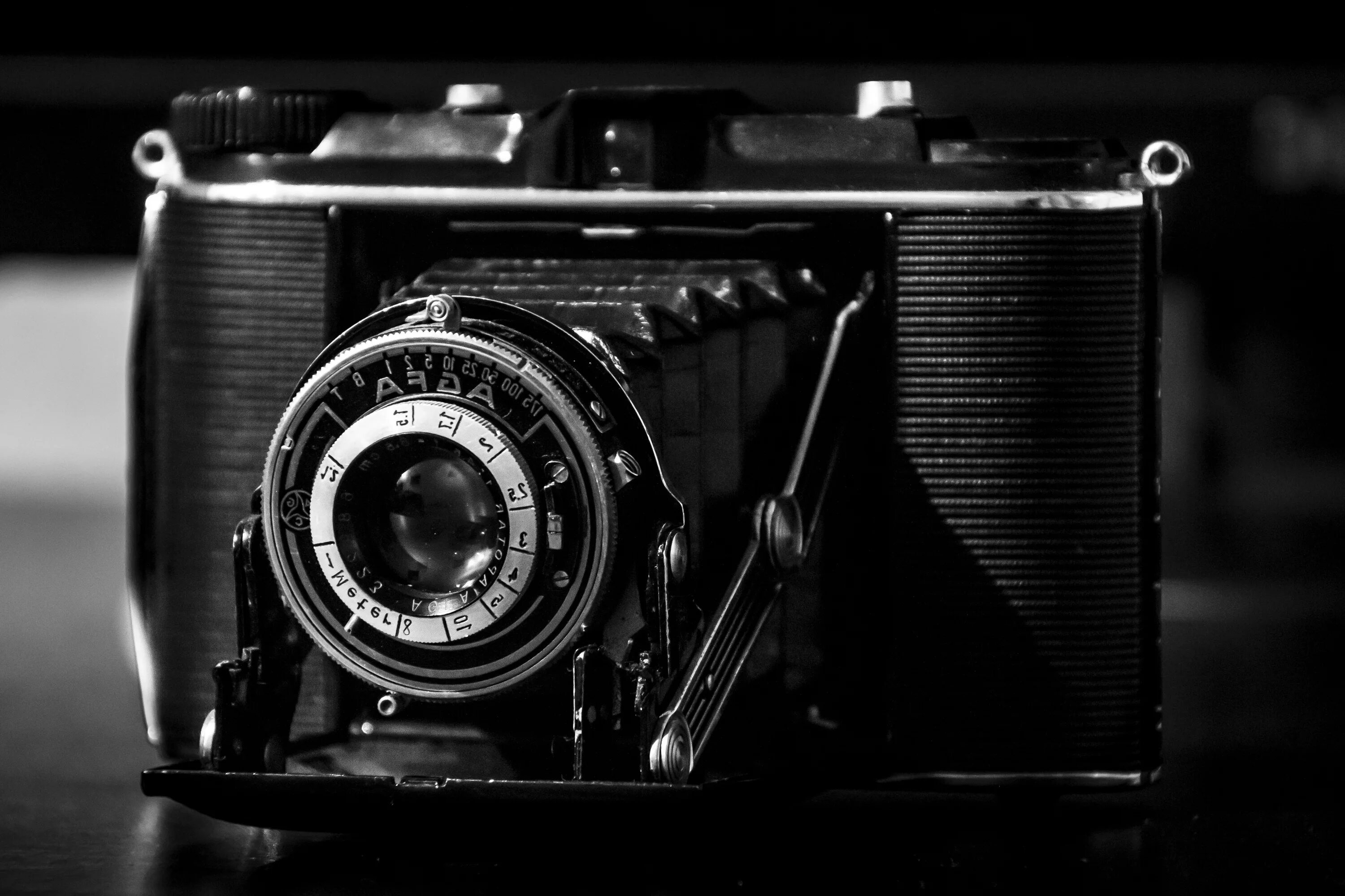 Камера стала черно белой. Старый фотоаппарат. Фотоаппарат чб. Старая фотокамера. Фотоаппарат черно белый.