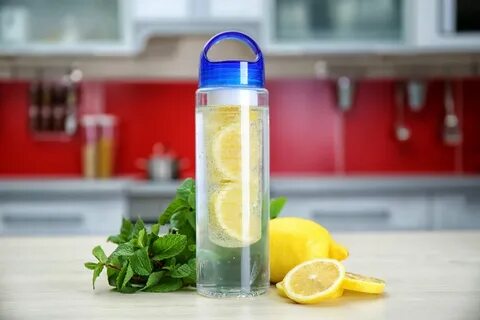Вода на кухне в бутылке