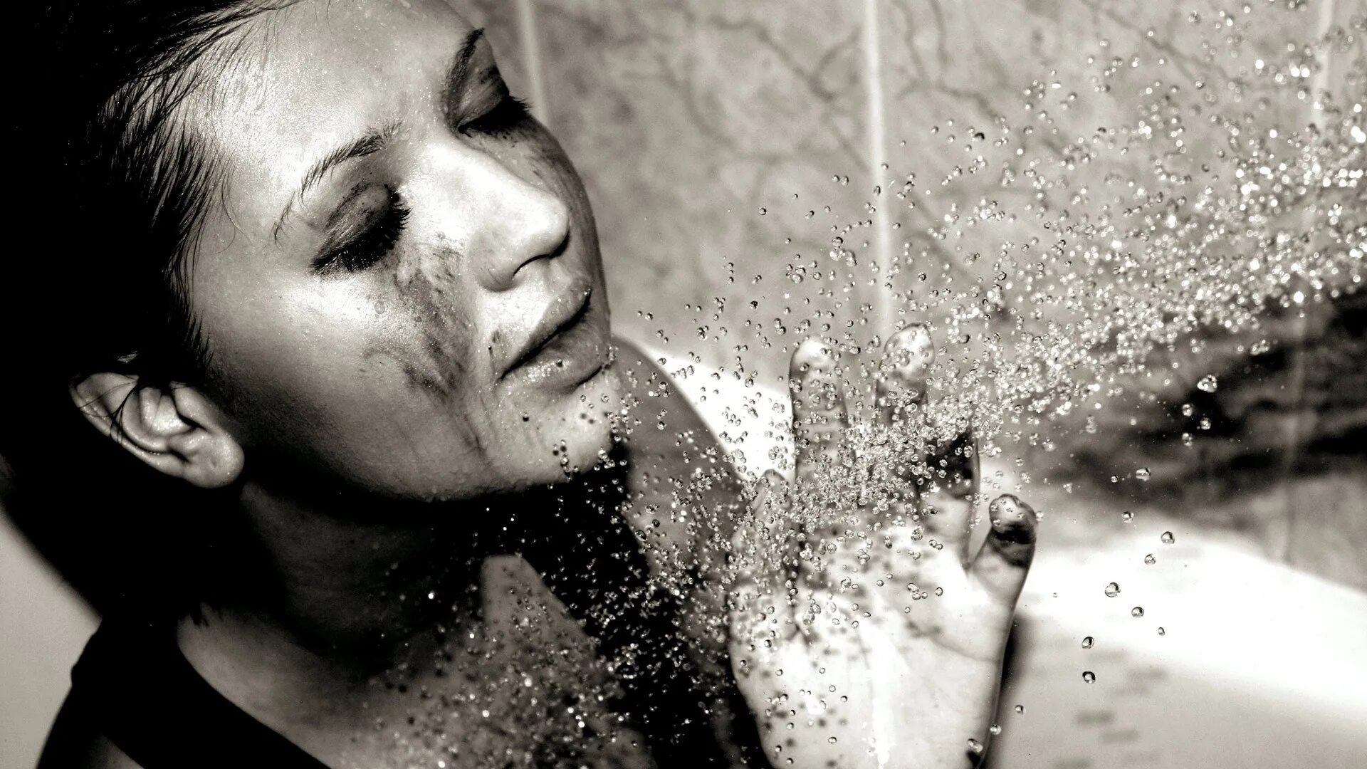 фото женщин золотой дождь. девушка и капли воды. струя воды в лицо. туалет за гаражами. писающих женщин золотые дожди.