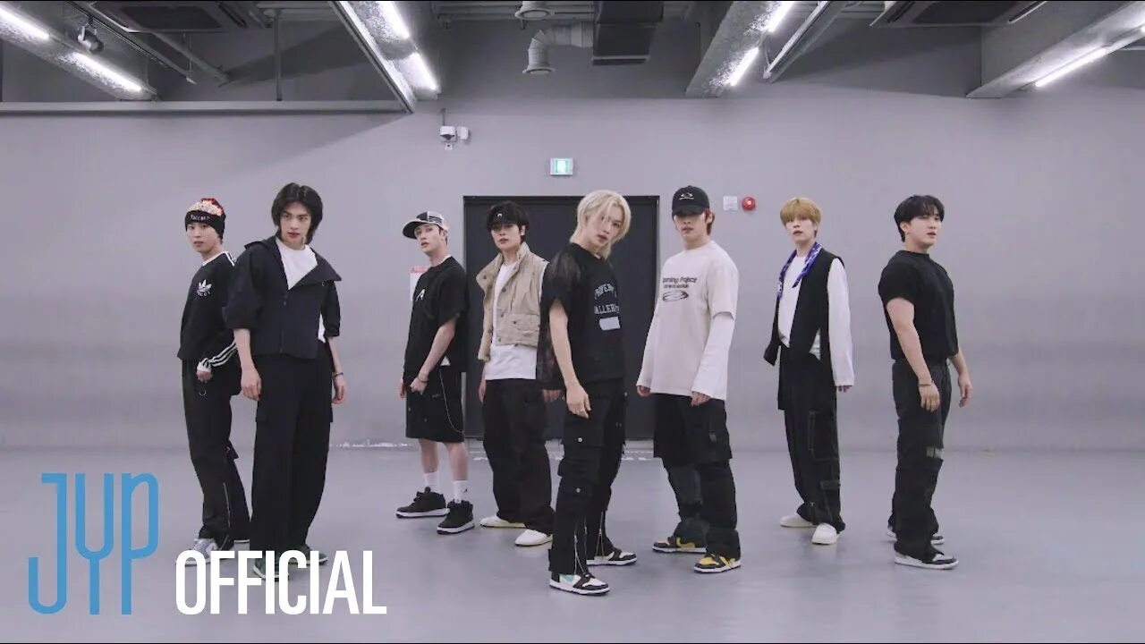 Stray kids 5 star фотосессия. Stray kids фотосессия. Stray kids han ji sung паника. Stray kids 5 star. Клипы стрей кидс с класс.