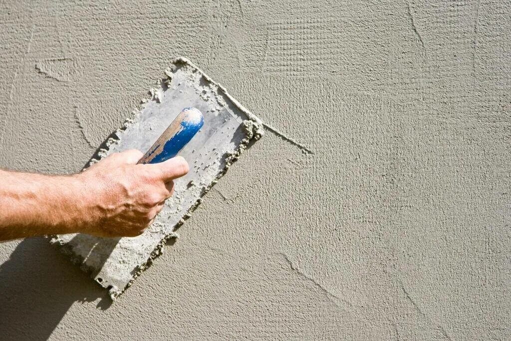 На шпаклевку можно наносить штукатурку. Штукатурка для оштукатуривания поверхностей стен Кнауф. Цементная штукатурка нанесение. Цементная шпаклевка для стен. Цементная шпаклевка нанесение.