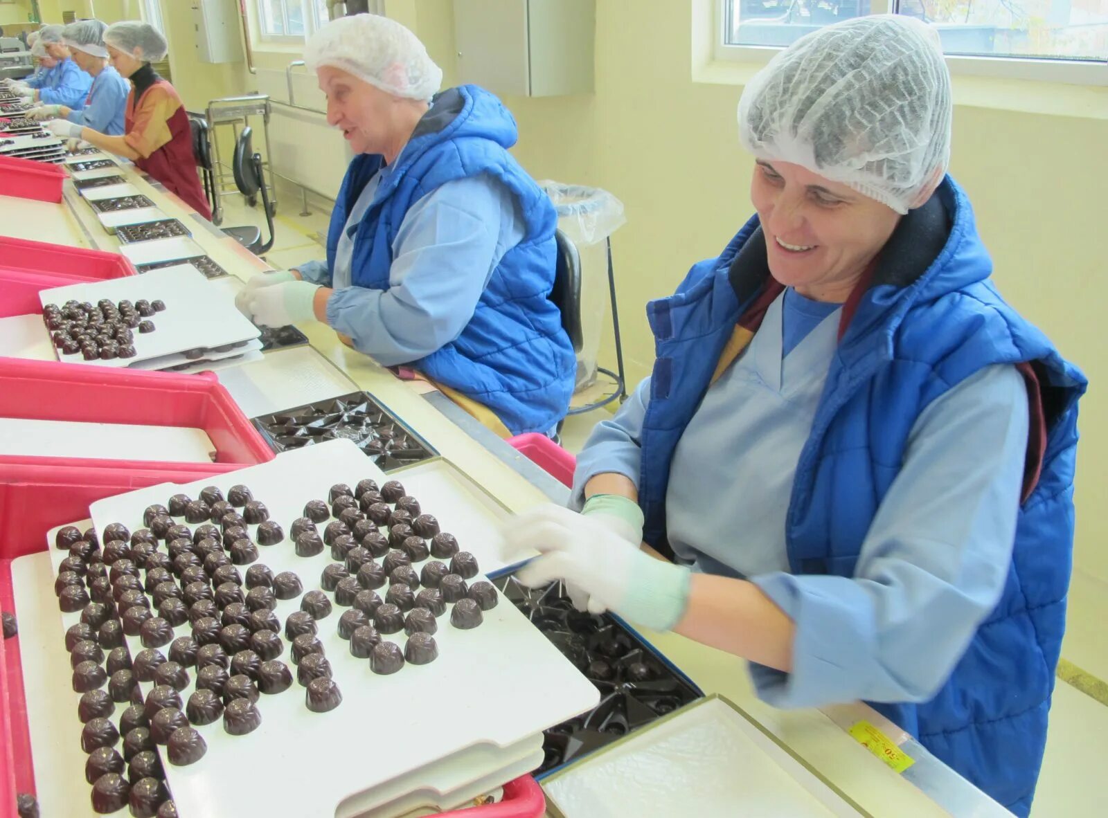 Новосибирская (кондитерская фабрика). Самарская конфетная фабрика. Фабрика шоколада. Фасовка конфет на шоколадной фабрике.