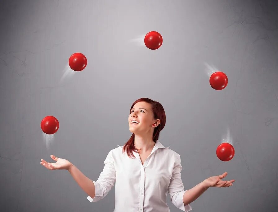 Жонглирование шарами. Жонглер девушка. Жонглер с мячами. Жонглировать шариками. Мячи для жонглирования.