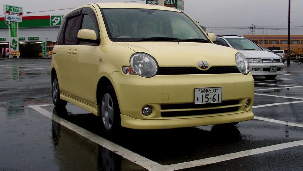 Тойота сиента поколения. Тойота Сиента 2003. Таёта Сента 1 поколение. Toyota Sienta 1 поколение. Тойота Сиента 2006.