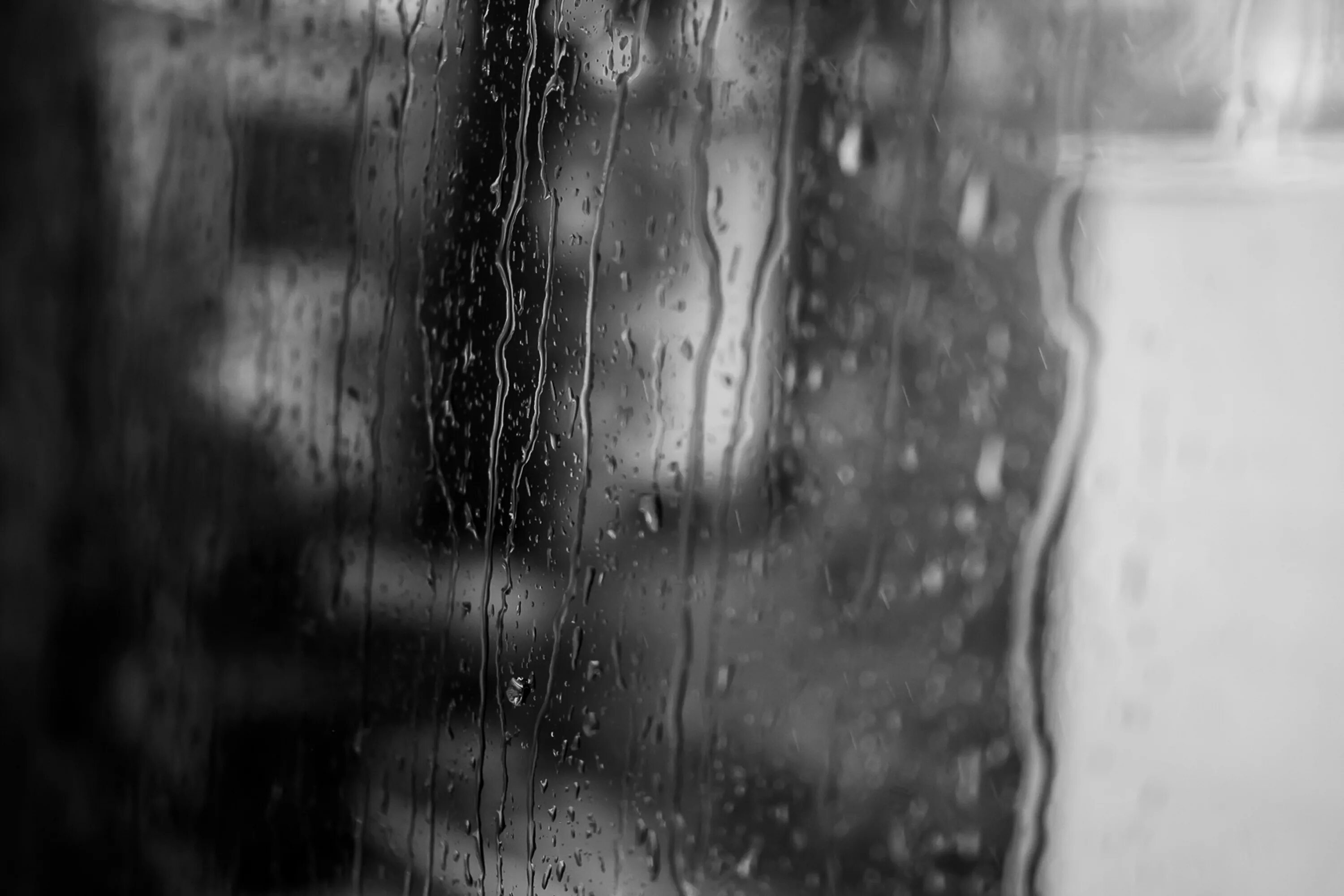 Черный дождь 1. Мокрое стекло. Темный дождь. Черно белый дождь. Черно белый дождь в окнах.