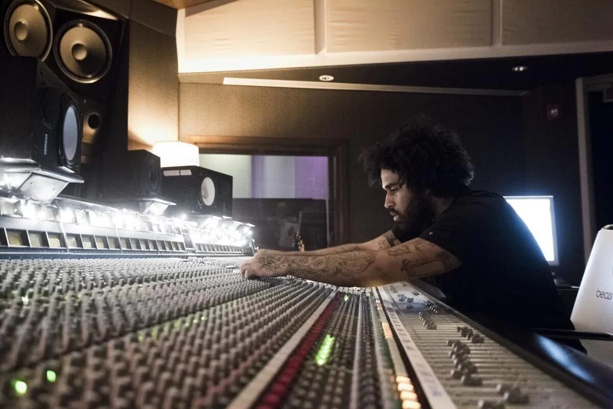 Mixing engineer. Mixing engineer. Звукорежиссер и плагины. Профессиональное сведение и мастеринг. Звукорежиссер в кино.