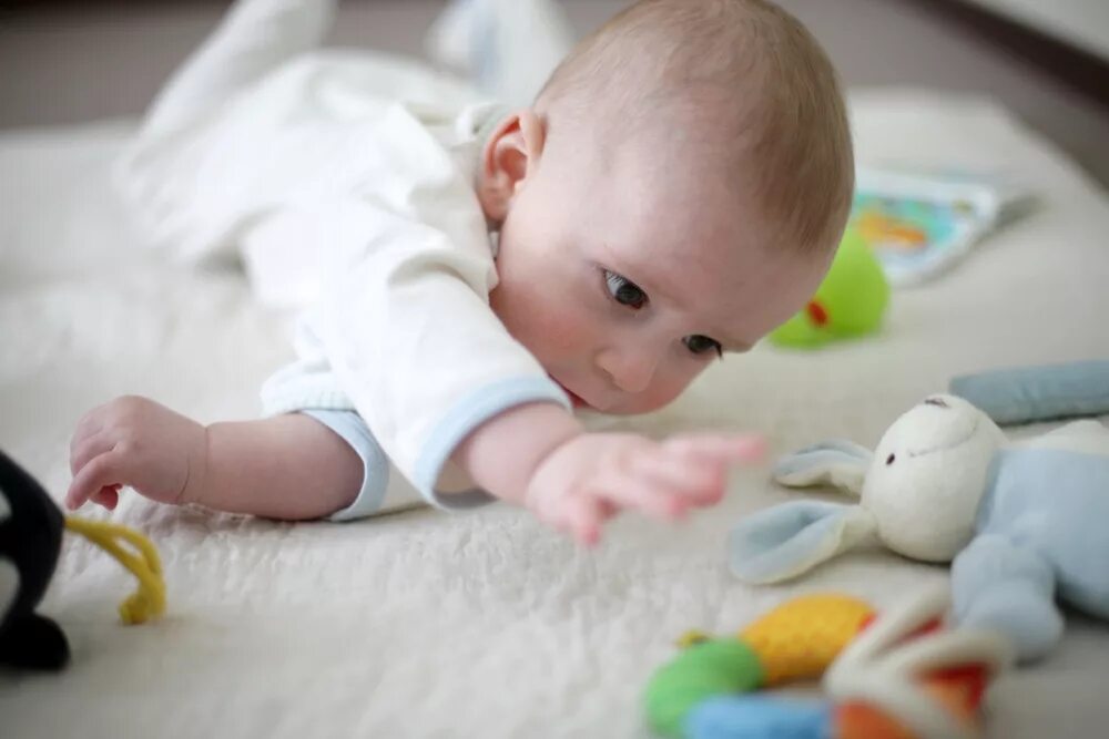 более двух месяцев. младенец мальчик. запор. 6 месяцев ребенку. младенец мальчик.