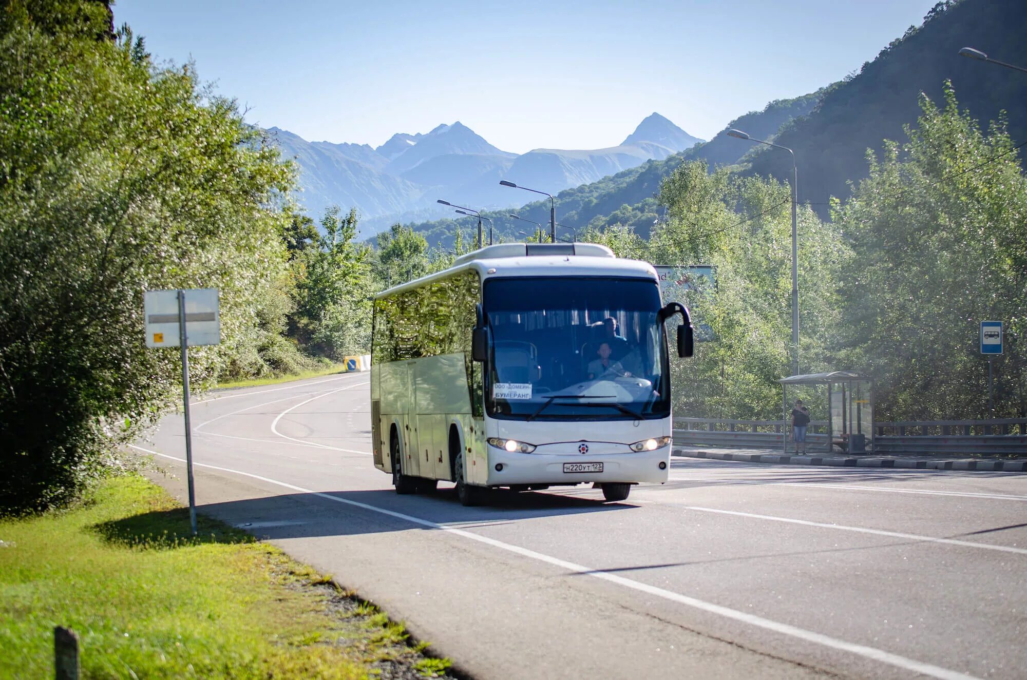Автобус в горах. Экскурсионный автобус Сочи. Автобус экскурсионный горы. Автобус в красной Поляне.