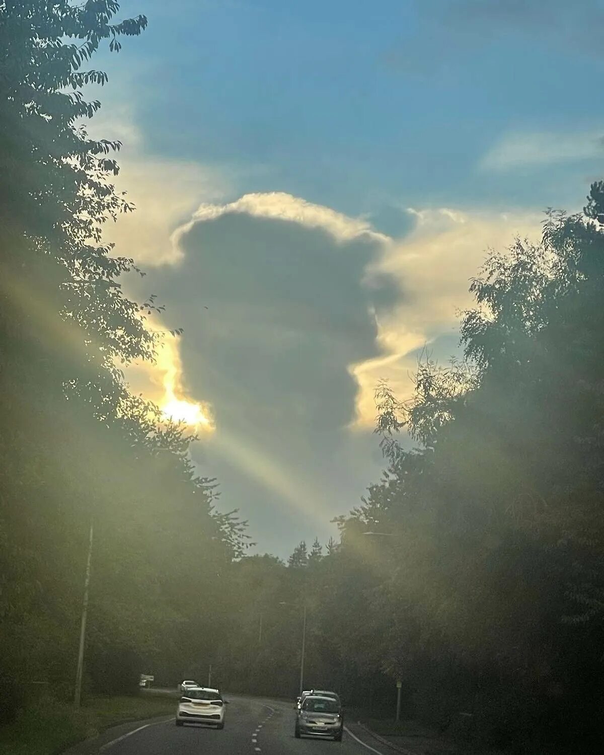 Уходящие тучи. Небо город. Облако похожее на елизавету 2. По облачному небу плывут облака. Облачно в подмосковье.