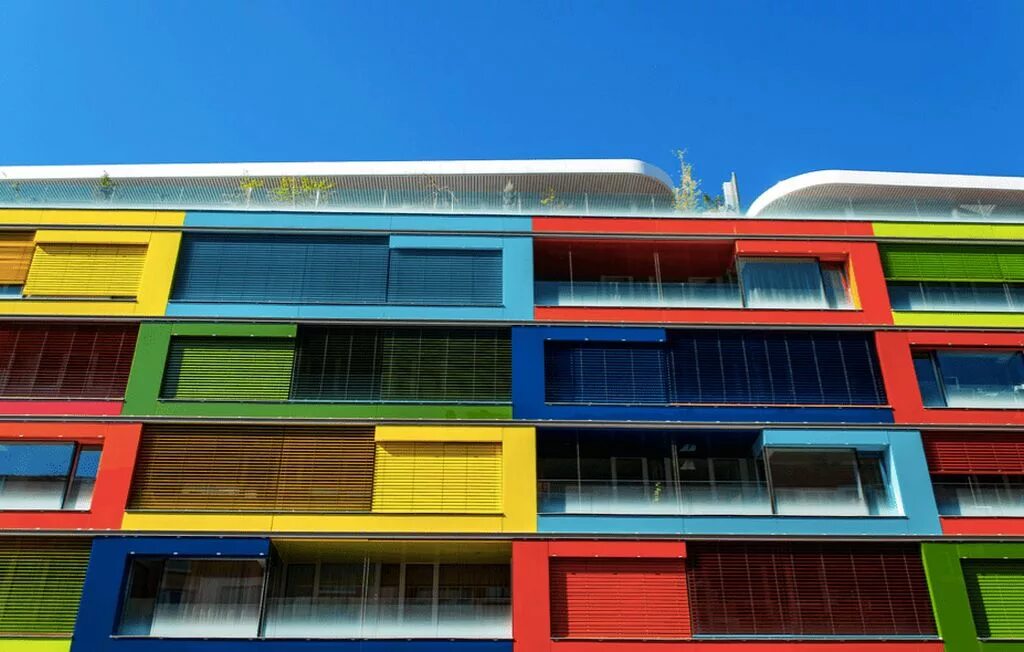 Купить фасад яркая жизнь. Разноцветные здания. Яркие цвета в архитектуре. Цветные фасады зданий. Яркие фасады.