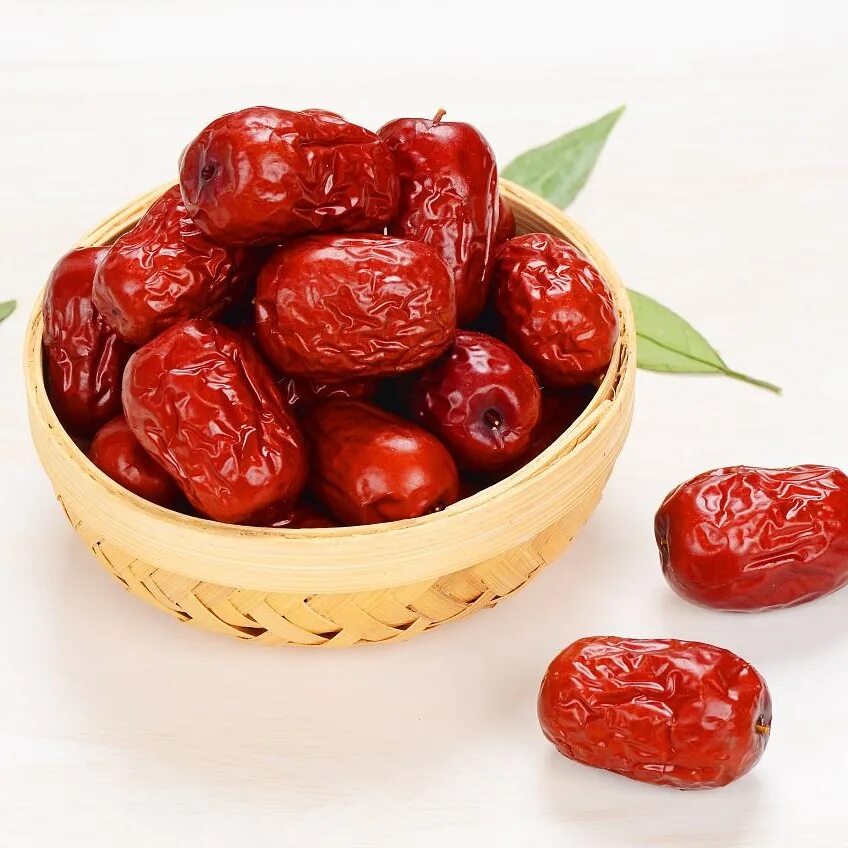 Red dates. Красные финики китайские. Красный сушеный фрукт. Красный вяленый фрукт. Финики китайские сушеные.