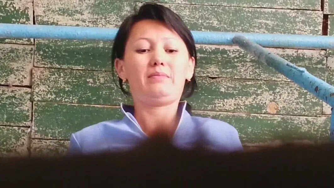 камера женский туалет казахстан. парень казах в очках. китаец с фотоаппаратом. казахстанские женский туалет. казах в камере.