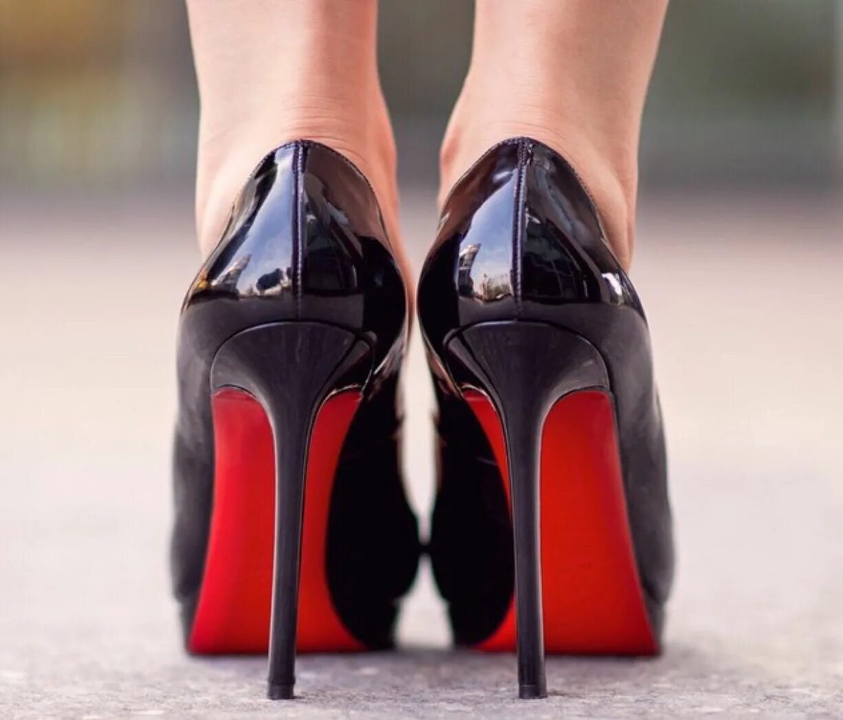 Туфли Стилетто 2021. Туфли Christian louboutin. Туфли Стилетто 2021 чёрные. Туфли Christian louboutin на ноге. Туфли с черной подошвой