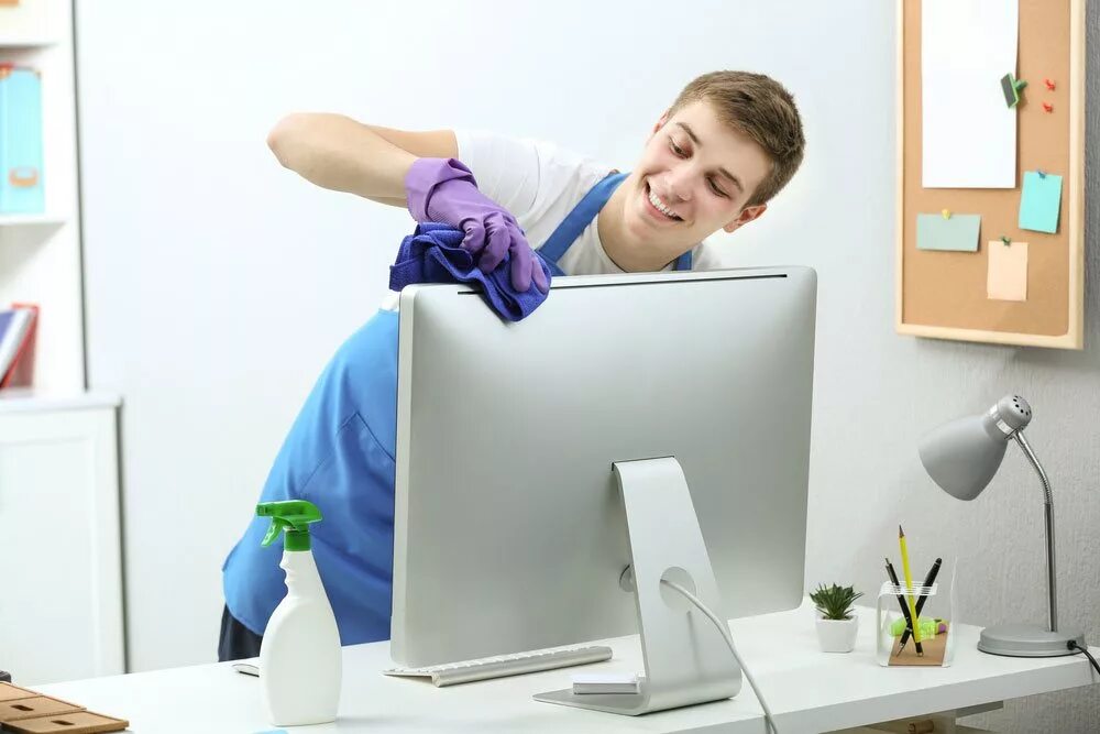 5 2 уборщица офис работа. Человек чистит компьютер. уборка за пк. девушка чистит компьютер. офисная пыль.