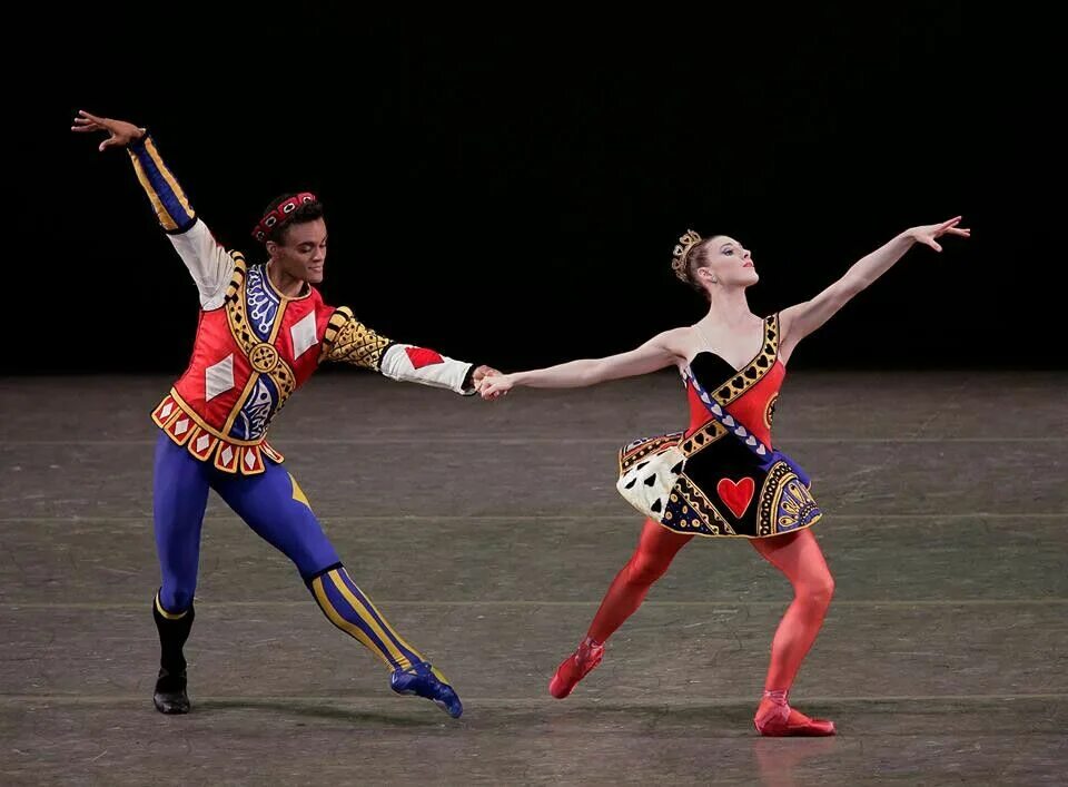 Танцы девушек. Танец карт. Танец карт. Восточные танцы для похудения. Линди хоп свинг костюм.