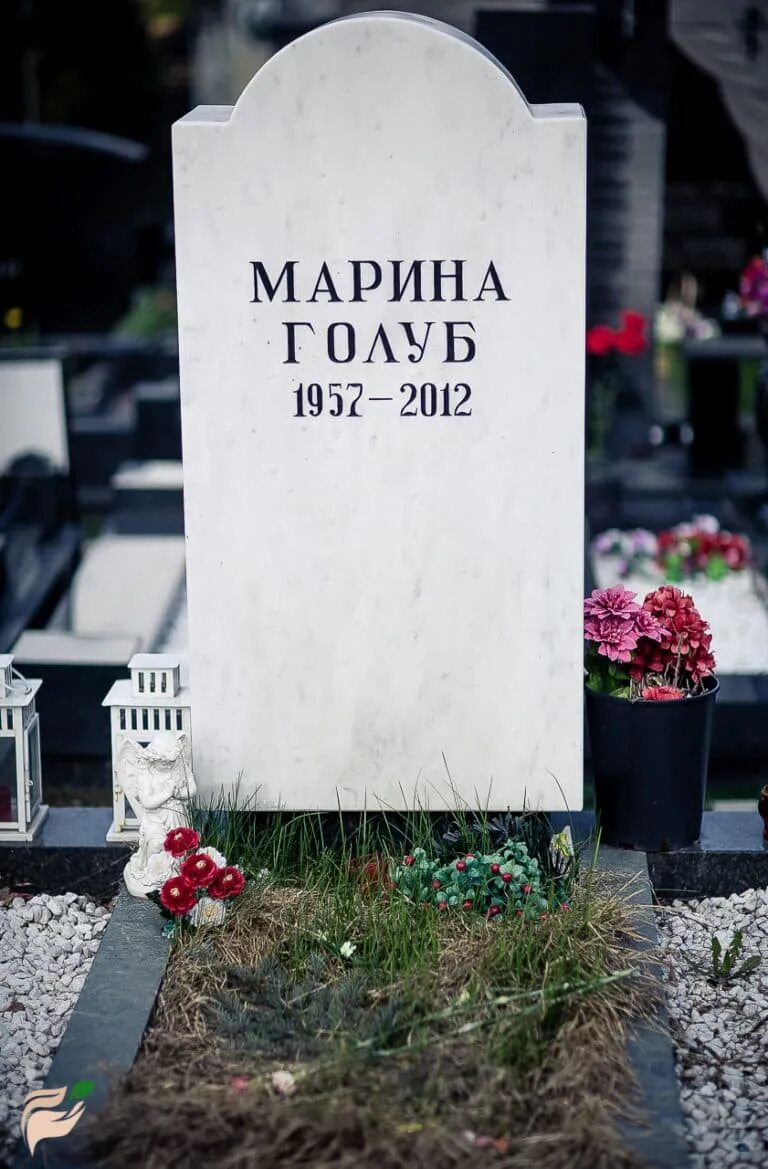 Памятник Марины Голуб. Памятник Марины Голуб на Троекуровском кладбище. Могила Марины Голуб.