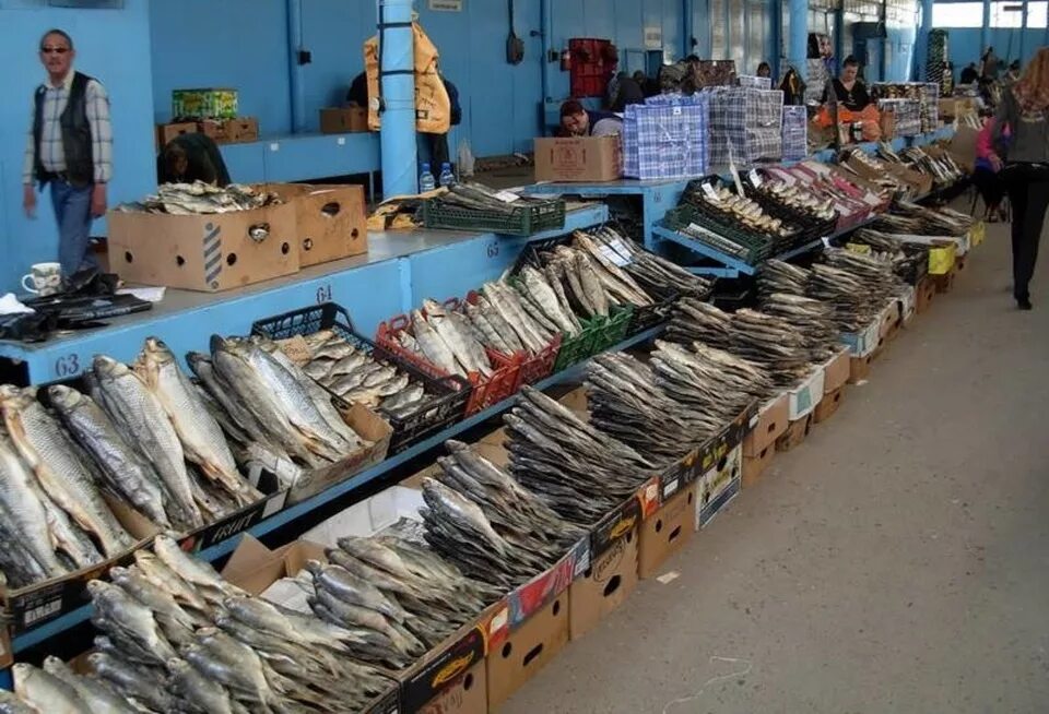 Магазин г астрахани. Рыбный рынок в Астрахани. Астрахань рыба рынок. Рынок Селенские Исады в Астрахани. Центральный рынок Астрахань рыбный.