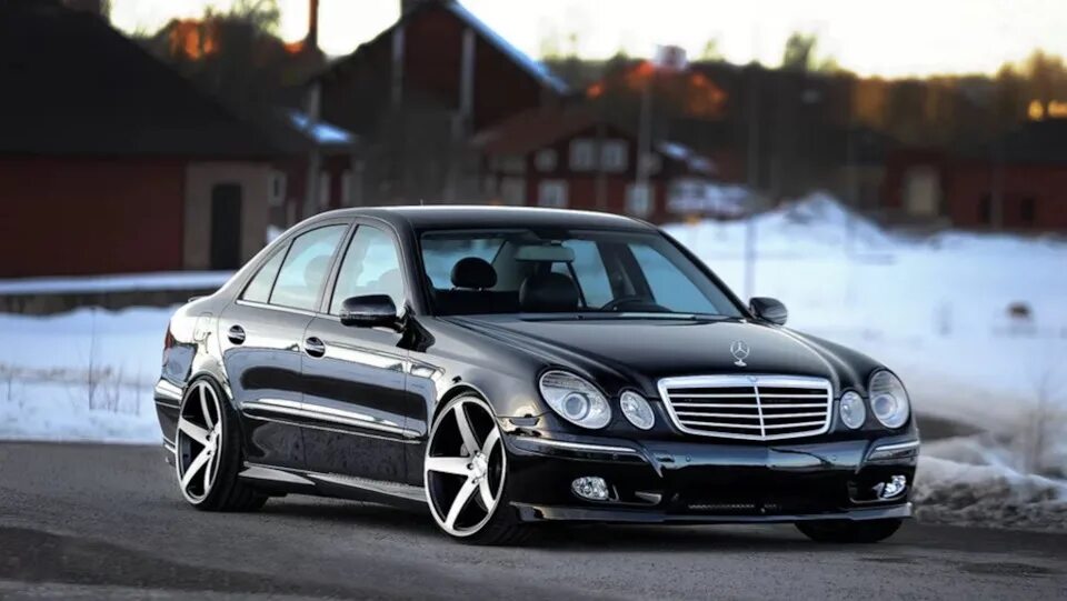 Файл:2006 Mercedes-Benz E 500 (W 211 MY07) Avantgarde sedan (2015-07-09)