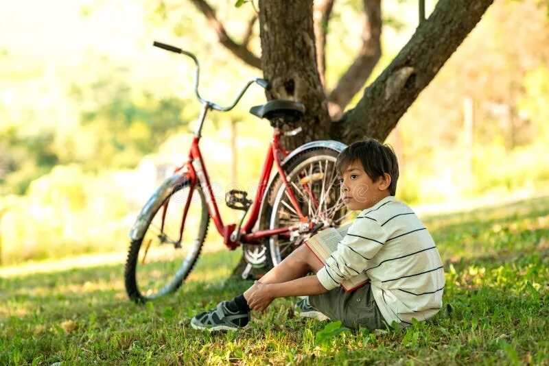 Мальчик сидит на велосипеде. Велосипедист с книгами. Лето чтение велосипед и книги. Мальчик велосипед книжная иллюстрация.