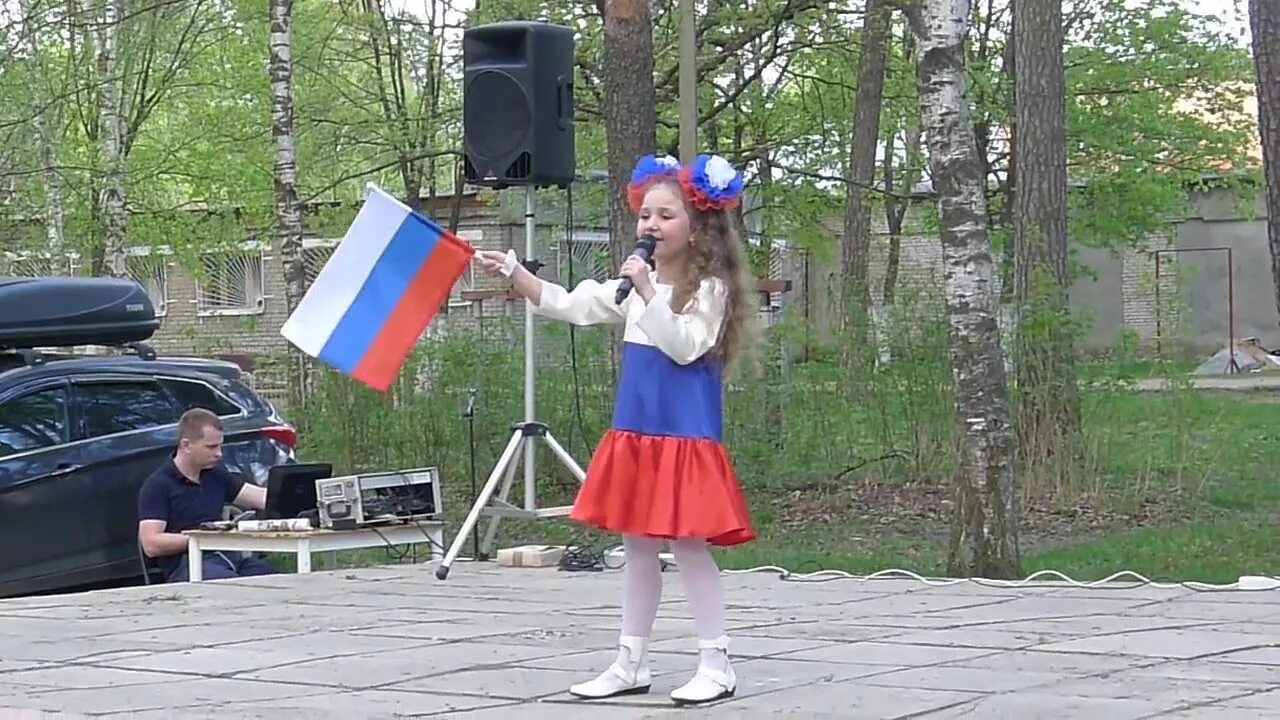 Поет девушка про россию современная
