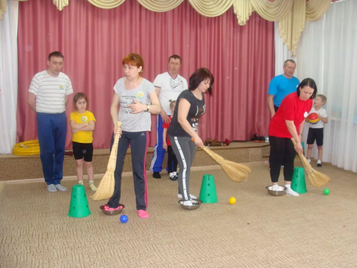 Развлечения с родителями в детском саду. Спортивный конкурс папа мама я спортивная семья в детском саду. Спортивный праздник «мама, папа, я – спортивная семья». На улице зимой. Спортивное мероприятие в детском саду. Спортивные мероприятия для детей в детском саду.