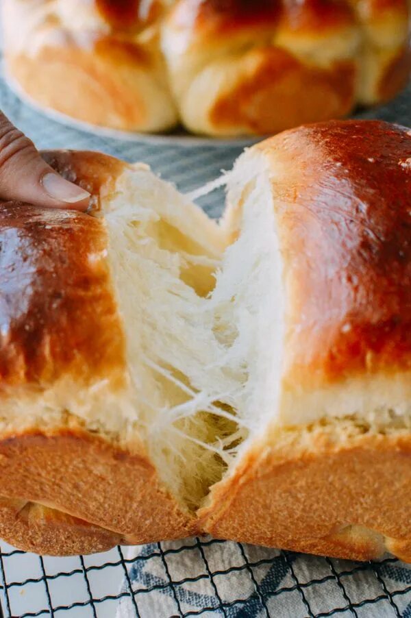 Пышнейшее сдобное тесто. Тесто на булочки. вкусные сдобные булочки. выпечка булочки дрожжевое. булочки на дрожжах в духовке на молоке.