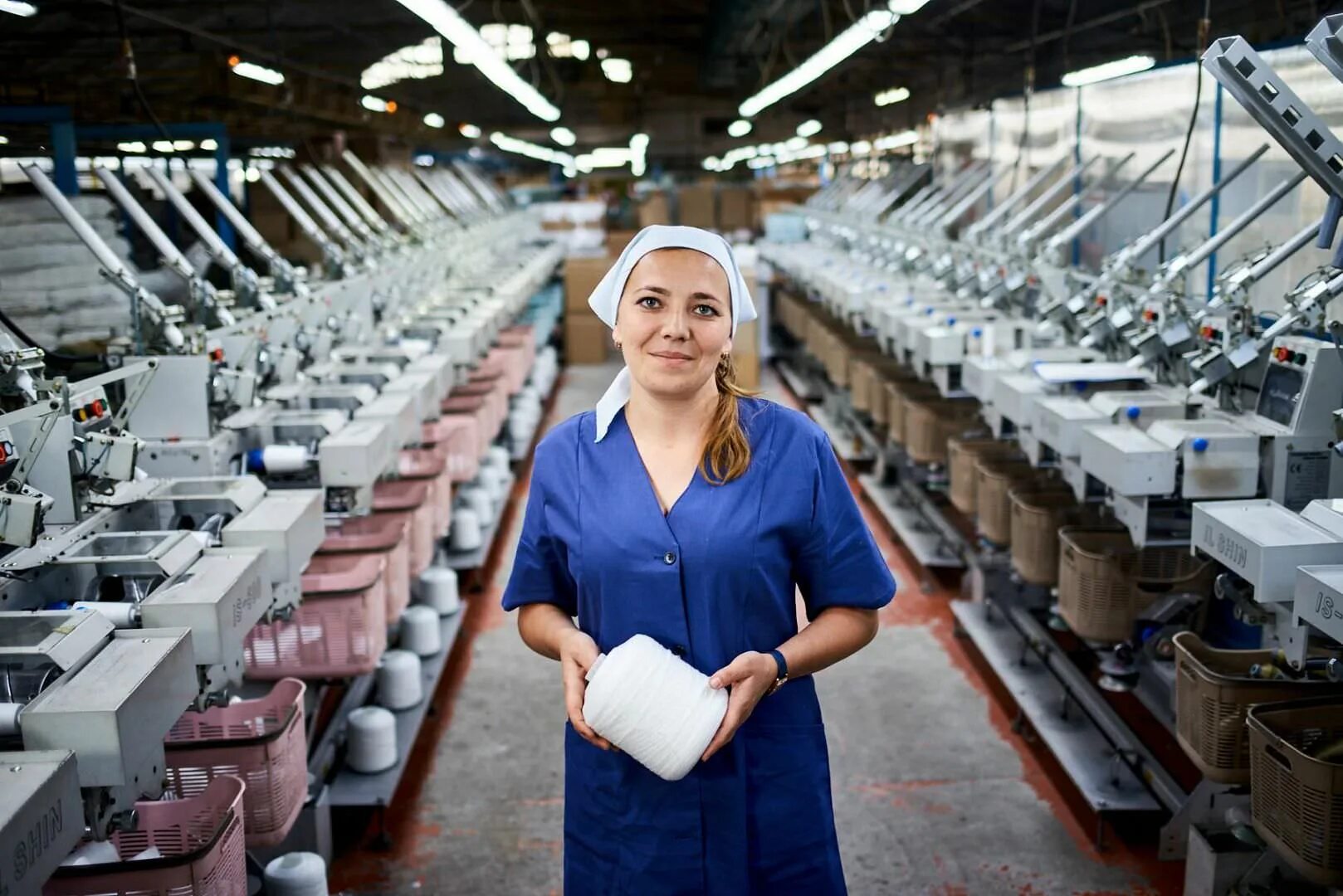 Упаковщик кондитерских изделий. Сборщик на заводе. Рабочая одежда прядильщицы. Смоленский фанерный завод. Упаковщик одежды.