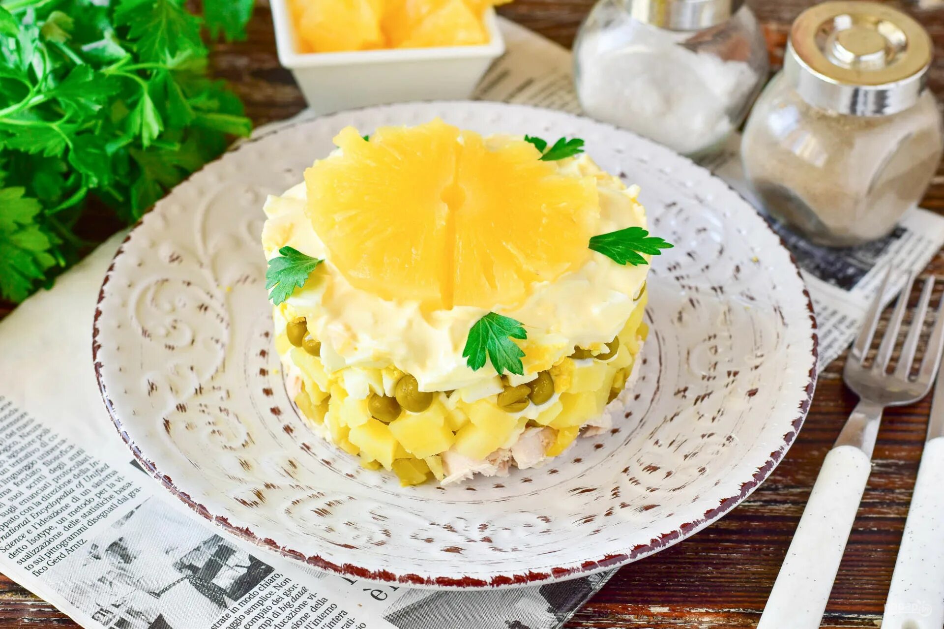 Салат с ананасом и курицей. Салат нежный с ананасом. Салат ананасовый на праздничный стол. Салат с консервированным ананасом.