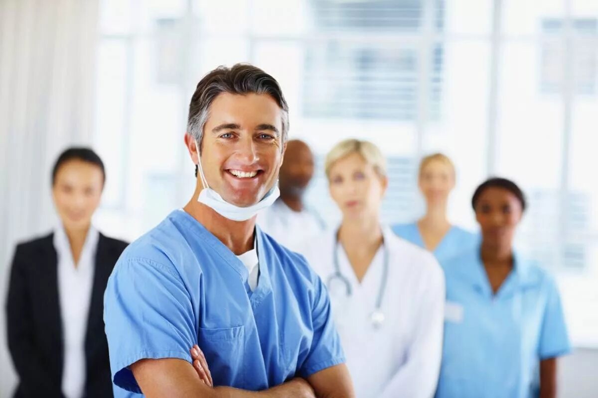 Medical attention. Доктор улыбка. Доктор улыбается. Фото качественное здравоохранение. Healthcare компании.