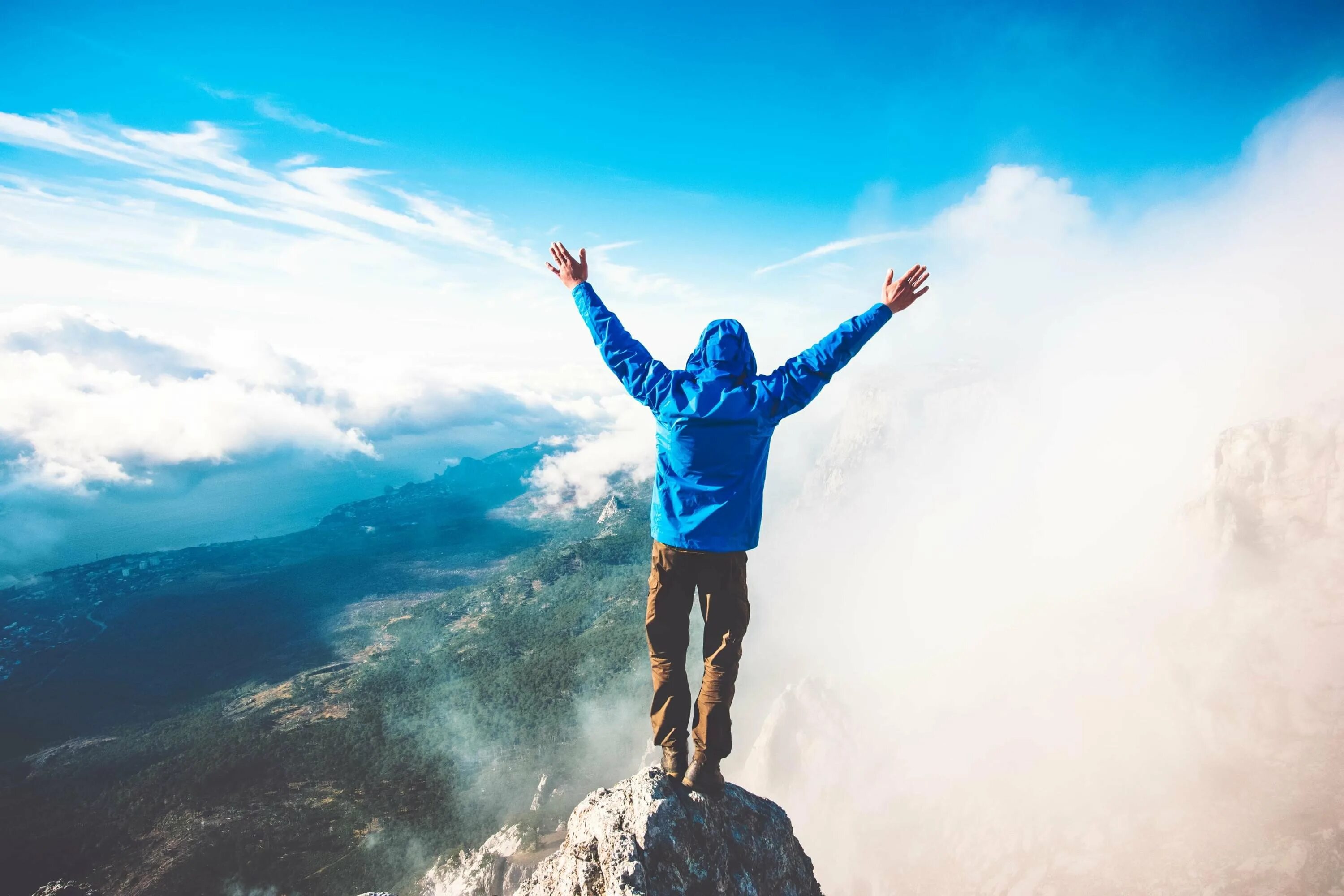 Go up high. Человек на вершине горы. Человек на горе. Мужчина на вершине горы. Парень на горе.