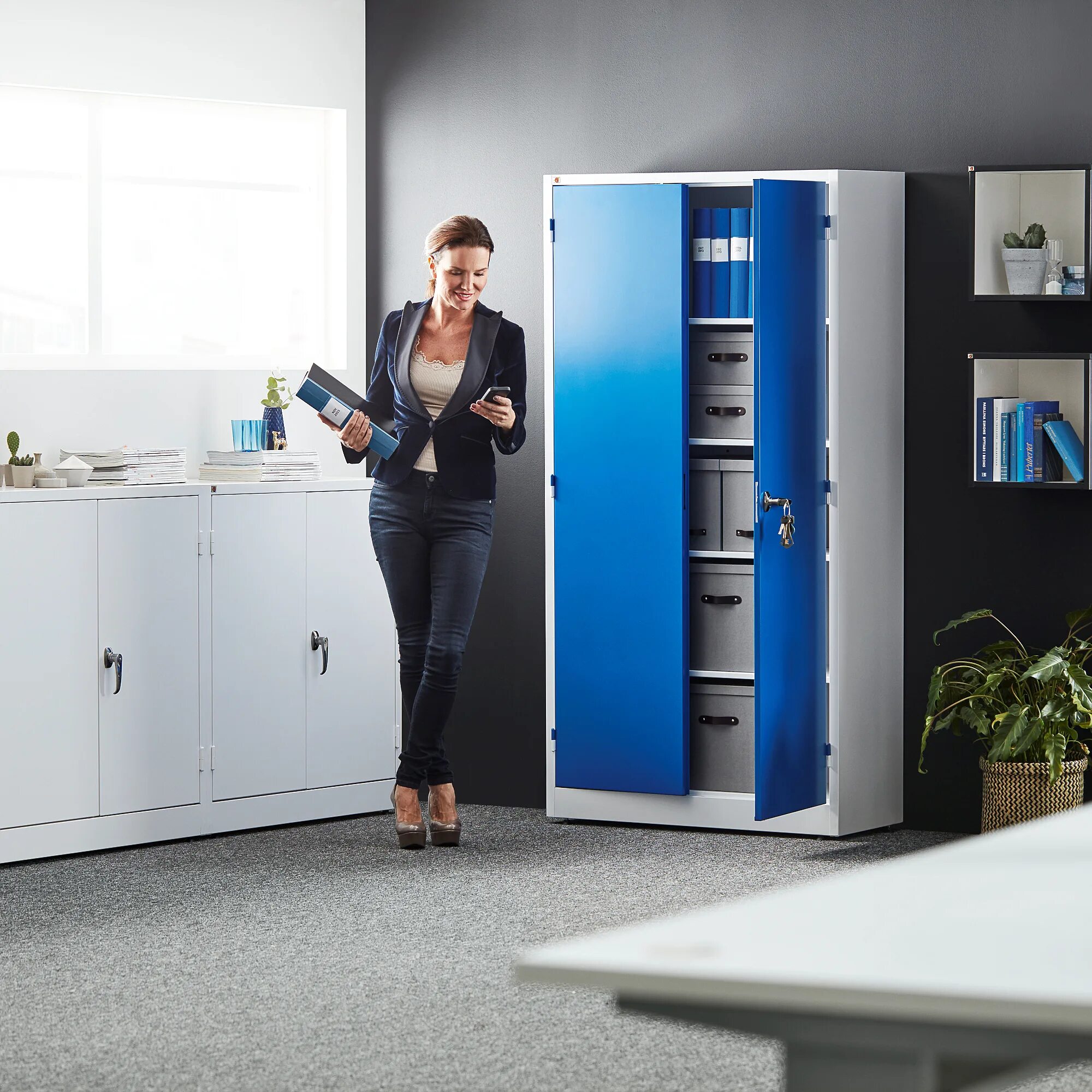 Шкаф для офиса. Стильные синие шкафы для офиса. Системы хранения для офиса. Шкафы офисные оранжевые. Smart Cabinet Lock офисный шкафчик.