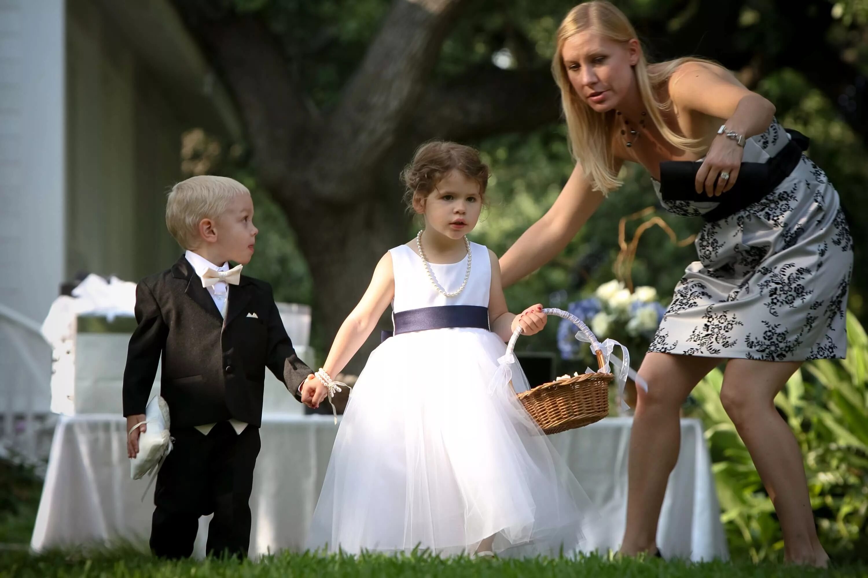 Дети на свадьбе. Дети в свадебных нарядах. Молодожены с детьми. Свадебная церемония с детьми.