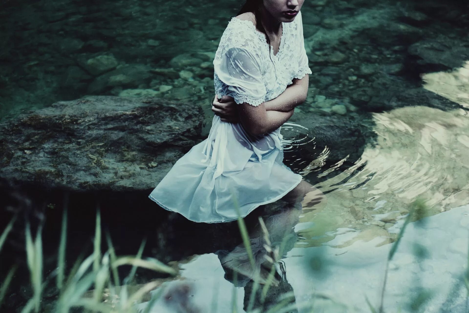Фотосессия в воде в платье. Фотосессия в белом платье в воде. Фотосессия в озере в платье. Девушка в воде.