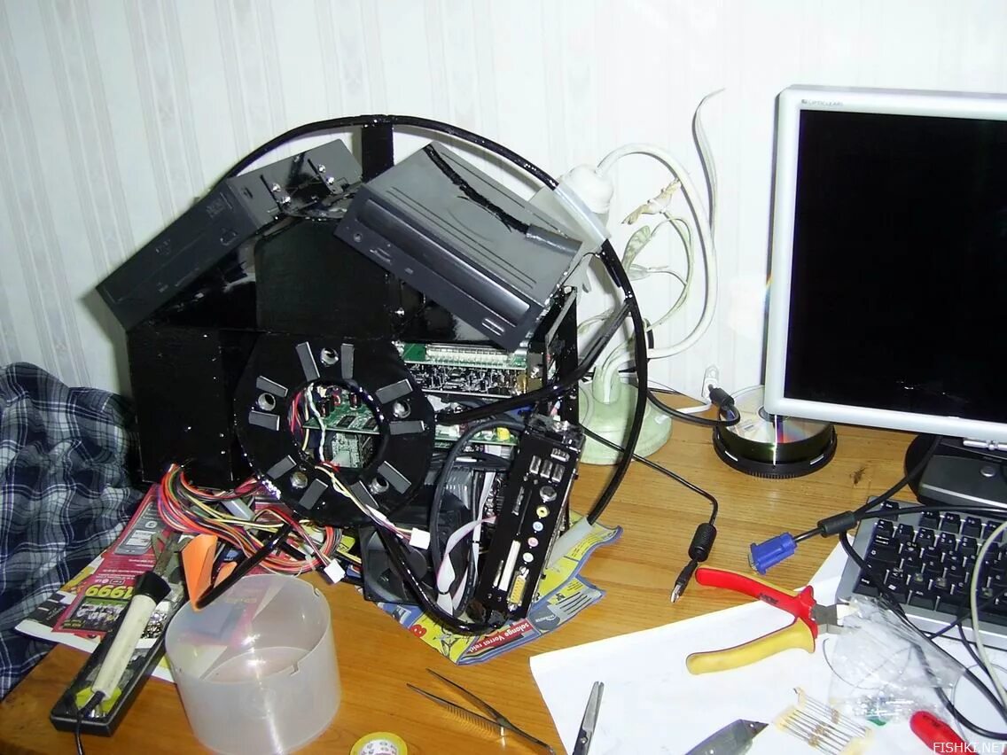 Диск для компьютера. Carpc своими руками. Самодельный компьютерный корпус. Корпус пк из картонной коробки. Корпус пк из фанеры.