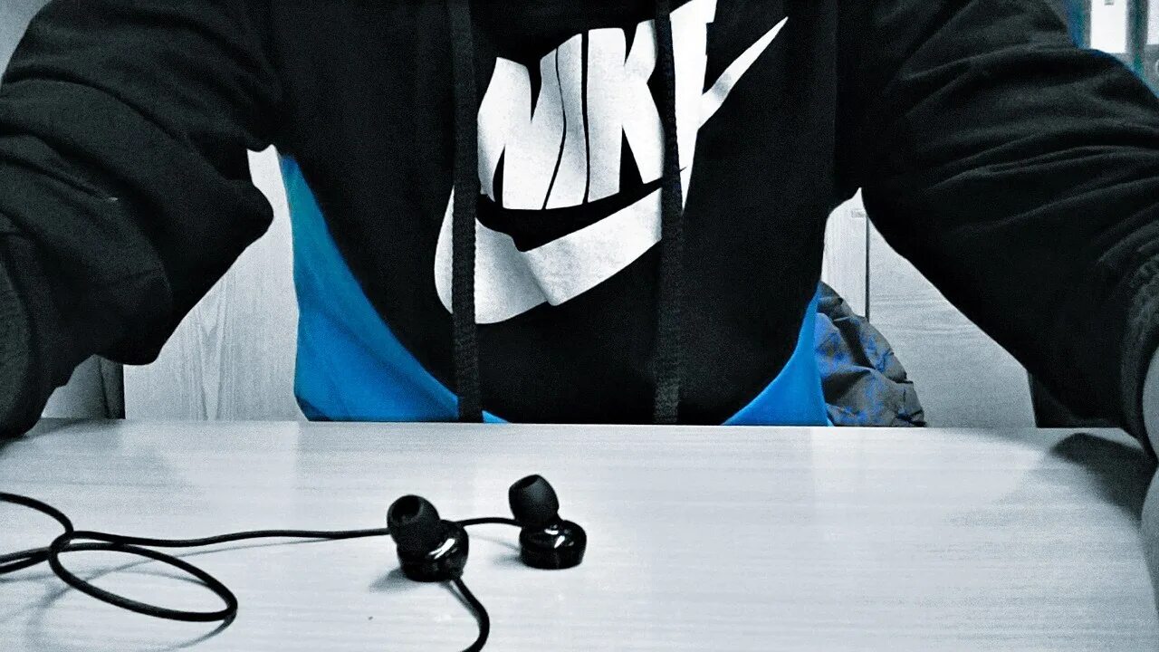 Парни в найке. Крутые парни в найке. Парень в наушниках. Пацаны в Nike. Парень в найке