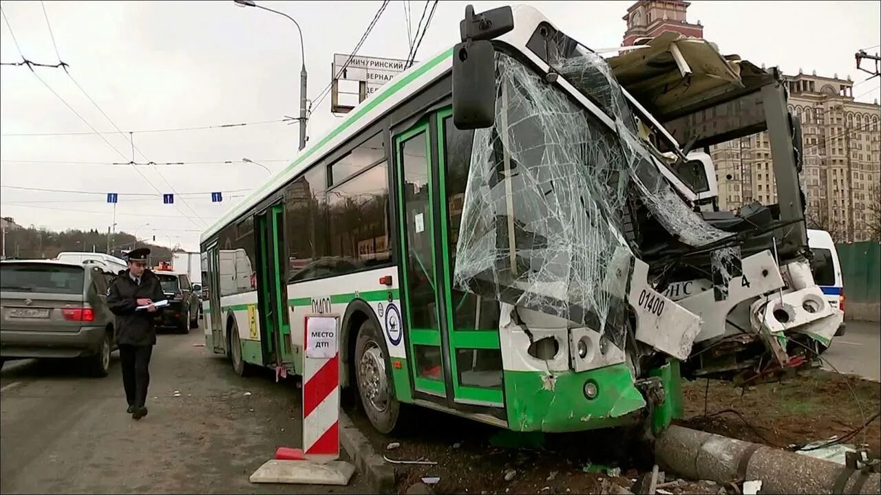 Автобус разбили. Разбитый автобус в Москве.